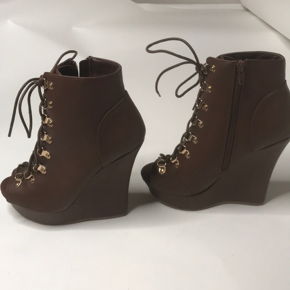 Cute Wedges with gold laced accents 💕💕